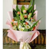 鲜花:11只粉玫瑰、2枝多头白百合，绿叶，满天星，手揉纸圆形包装