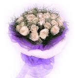 鲜花:香槟玫瑰19枝,多头白香水百合1枝,满天星、绿叶.皱纹纸单面包装,粉色丝带束扎