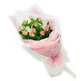 鲜花:12枝红玫瑰，1枝白色香水百合，点缀相思梅或米兰，白纱内衬，手揉纸圆型包装，红色节日丝带花结扎花。