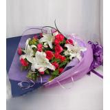 鲜花:红玫瑰33支，情人草丰满，红色手柔纸包装，红色丝带系结
