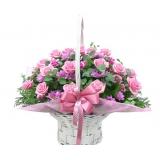 手提鲜花:19枝顶级粉玫瑰在上，绿叶间插，3朵盛开的白色香水百合花在下，粉色皱纹纸外包并托底，单面花束