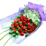 鲜花:99朵粉玫瑰，绿叶围绕，淡紫色皱纹纸圆形包装，配同色蝴蝶结