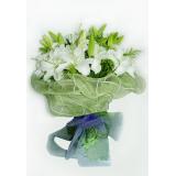 鲜花:3支多头白香水百合,外加绿叶,豪华纸+丝带包扎,附送精美卡片.（此花需预定）