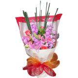 鲜花:19枝红玫瑰+2枝粉香水百合+花莺+水晶草+紫色皱纹纸圆形包装+粉色的丝带