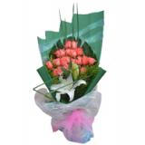 鲜花:2枝多头粉百合+3枝幸福菊+10枝粉康乃馨+配草半扇形棉纸包装 