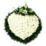 哀掉:33支白玫瑰，绿叶适量，皱纹纸、精致蝴蝶结包装