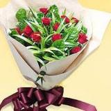 鲜花:红色玫瑰11枝,绿叶点缀,精美手柔纸包装,紫色丝带花装饰