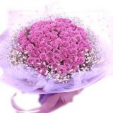 鲜花:11枝红玫瑰+小草花点缀，紫色卷边纸圆形包装