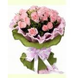 四道沟镇花店鲜花:24枝粉色玫瑰，栀子叶搭配，粉色，绿色卷边纸圆形包装,粉式法国结