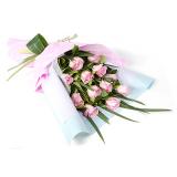鲜花:365枝香槟玫瑰，满天星，绿草。紫色卷纸，紫色棉质圆形包装。
