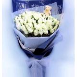 鲜花:白玫瑰33支，绿草点缀；纱网圆形豪华包装，法式蝴蝶结束扎