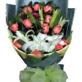 鲜花:33枝红玫瑰，绿叶填充，蕾丝或满天星外围，手揉纸圆形包装