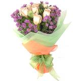 鲜花:香槟玫瑰9支，紫色小菊。浅绿色绵纸，橙色绵纸圆形包装。绿色丝带束扎（此花需提前预定）