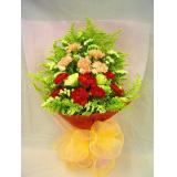 鲜花:红玫瑰12枝，多头白香水百合1枝，米兰间插，手柔纸包装