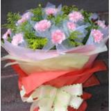 鲜花:玫瑰礼盒装 9朵紫玫瑰+9颗巧克力+1只公仔，外围满天星黄莺