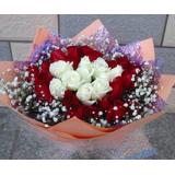 鲜花:19支红玫瑰+配花+粉色皱纹纸单面包装，红色丝带束扎