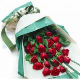 鲜花:红玫瑰300枝，粉玫瑰65枝，多头白色香水百合22枝外围，满天星，黄莺，紫色纸外围，心形花插。