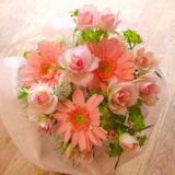 鲜花:99枝上等粉玫瑰.9枝多头白香水百合，幸福草搭配，绵纸包装