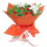 鲜花:红玫6支,满天星，粉色手柔纸单面包装，精美包装