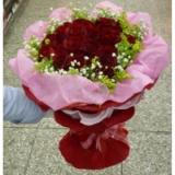 鲜花:紫色玫瑰19枝，绿叶、满天星点缀,纱网内衬,皱纹纸外包装,红色丝带(请客户在订购此花前与我们联系，并限送各大城市)
