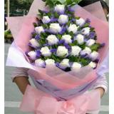 河津市劳动事业保险所医院花店鲜花:24枝白玫瑰加米兰,勿忘我,绿叶点缀,豪华立体单面花束