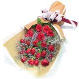 鲜花:33支红玫瑰，绿叶等；内陈白色羽毛，红色、黄色手揉纸双层精美包装；