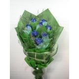 王府街鲜花店鲜花:7支蓝玫瑰内围情人草，绿色布纹纸，精美包装