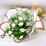 朝阳雅筑鲜花店鲜花:上等白玫瑰11枝，叶上花点缀或米兰点缀，手柔纸包装