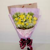 鲜花:黄菊，多头白百合间手，绿叶，1.5米高花篮一个