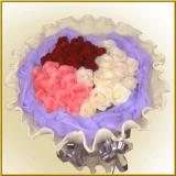鲜花:精选9朵红玫瑰，适量水晶草搭配，手揉纸单面包装。