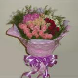 鲜花:紫罗兰或泰国兰5支+粉色玫瑰9支+白色香水百合1支+ 配叶+内用淡紫色的棉纸，外用淡绿色皱纹纸包装，紫色的蝴蝶结