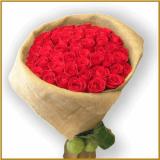 鲜花:24支红玫瑰，丝带包扎，送小熊一只，高档礼盒包装