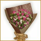 郁金香:2枝白香水百合，19枝粉玫瑰，绿叶间插；粉色纱网包装，圆形花束（此花需提前预定，并限送各大城市）