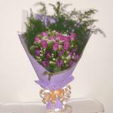 郁金香:彩玫24枝，绿叶间插，采用玻璃花瓶设计。