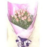 鲜花:24枝粉玫瑰，6朵粉百合及米兰外围，手揉纸，纱网高档包装