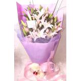 鲜花:9枝白菊花，9枝黄菊花，紫色皱纹加纱网高档包装。