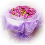 鲜花:100枝大红康乃馨+满天星，浅紫色皱纹纸圆形包装