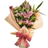 鲜花:9支蓝色玫瑰，情人草，内衬白色棉纸，外层紫色棉纸扇形包装，紫色花结