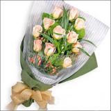 鲜花:11枝白玫瑰，间插米兰，情人草，包装纸，手揉纸精美包装