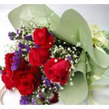 章丘市花店鲜花:红色玫瑰7枝、紫色勿忘我点缀、满天星或米兰间插，淡绿色棉纸圆形包装