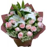 鲜花:11支红玫瑰满天星黄莺英文报纸圆形包装