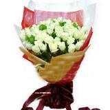 鲜花:33枝白玫瑰 ，白纱、圆形包装.