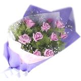 鲜花:纯紫色玫瑰11枝，绿叶、满天星适量，单面包装(此花需提前预定，并限送各大城市)