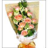 鲜花:24枝粉色玫瑰，栀子叶搭配，粉色，绿色卷边纸圆形包装,粉式法国结