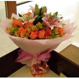 鲜花:5枝多头白色香水百合，情人草，粉色皱纹纸，粉色缎带打结，圆形花束