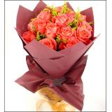 鲜花:11枝粉玫瑰+1枝多头铁炮百合（或香水百合）+配花,内衬淡紫色的绵纸外面卷边纸圆形包装