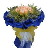 鲜花:19枝粉玫瑰，黄莺外围，情人草搭配；深蓝色卷边纸圆形精美包装。