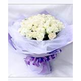 鲜花:33枝白玫瑰 ，白纱、圆形包装.