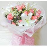 鲜花:粉玫瑰22支，周边满天星，粉色手揉纸包装