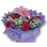 鲜花:红玫瑰99枝，满天星，卷边纸包装